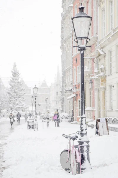 Een Verticaal Schot Van Sneeuw Met Mensen Lopen Straat Met — Stockfoto