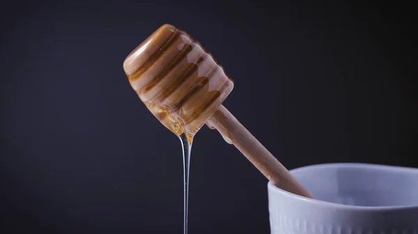 Honey Wood Dipper Pouring Honey Honey Dripping White Cup — Stock Photo, Image