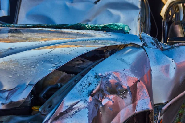 Uma Vista Frontal Carro Amassado Após Acidente — Fotografia de Stock