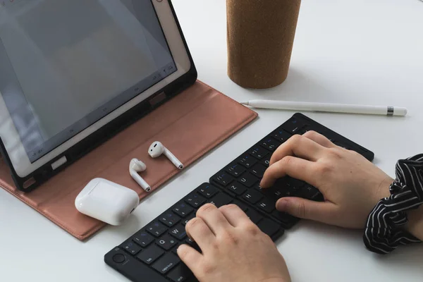 Frau Tippt Auf Schwarzer Bluetooth Tastatur Arbeitet Hause Tablet Computer — Stockfoto