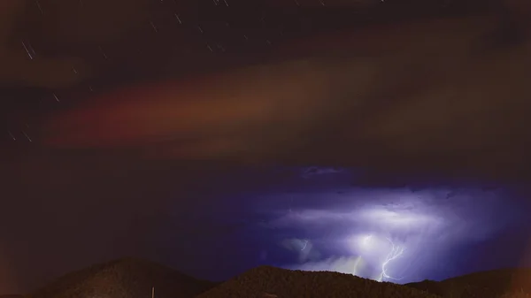 Een Prachtig Uitzicht Storm Lange Blootstelling Met Een Flits Van — Stockfoto