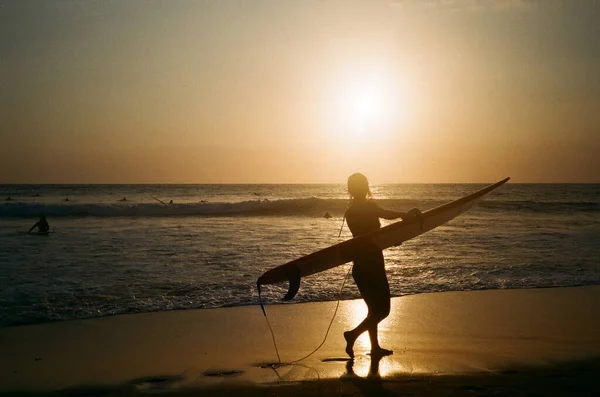 Uma Fêmea Com Uma Prancha Surf Durante Pôr Sol Cênico — Fotografia de Stock