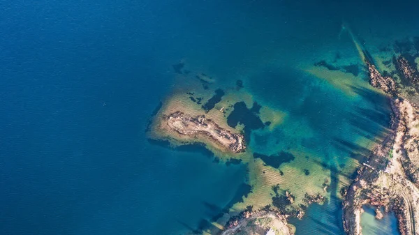 Una Toma Aérea Una Orilla Del Mar Bajo Luz Del — Foto de Stock