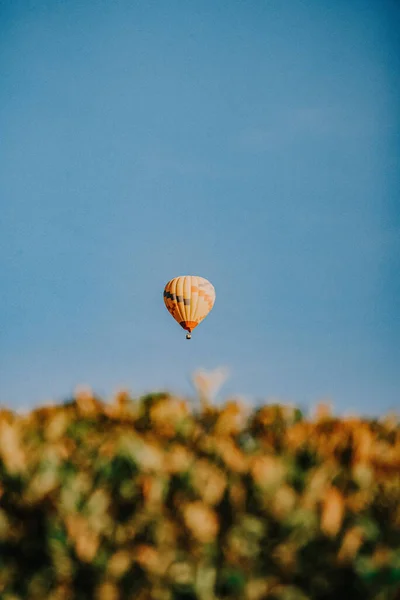 Een Selectieve Focus Van Een Zwevende Heteluchtballon Met Een Helderblauwe — Stockfoto