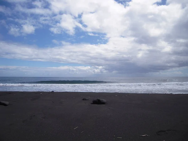 Una Playa Arena Mar Azul Bajo Cielo Nublado — Foto de Stock