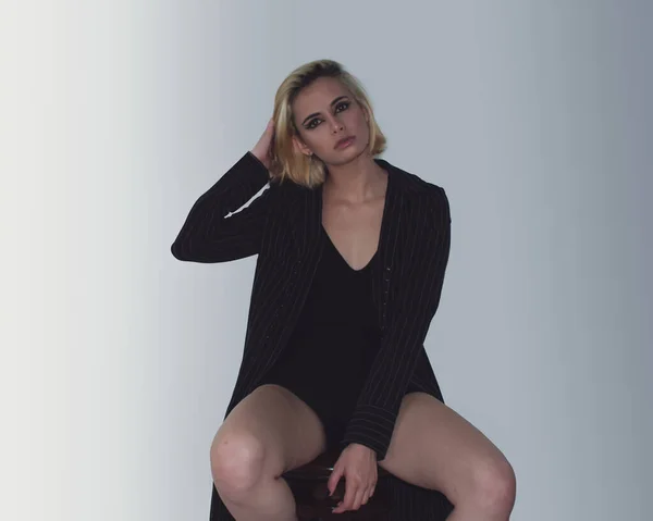 Eine Stilvolle Attraktive Blonde Frau Einem Schönen Schwarzen Outfit Sitzt — Stockfoto