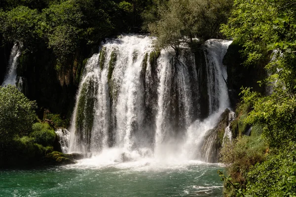 Egy Gyönyörű Kép Egy Vízesésről Erdőben — Stock Fotó