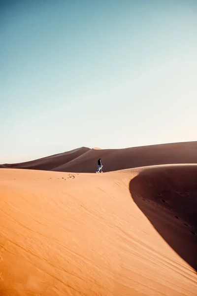 사막의 사이를 사람의 — 스톡 사진