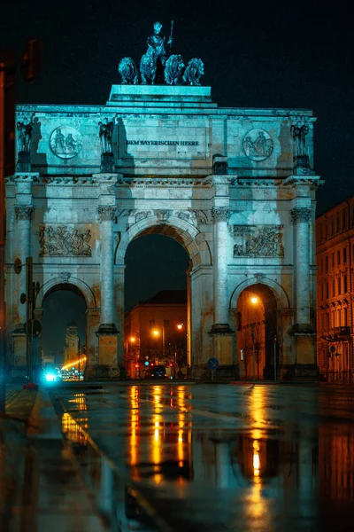 Tiro Vertical Histórico Arco Triunfal Siegestor Noite Munique Alemanha — Fotografia de Stock