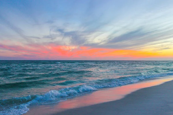 Piękne Ujęcie Zachodu Słońca Nad Brzegiem Morza — Zdjęcie stockowe