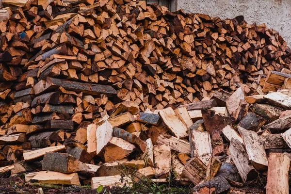 切り出された木の大きな山 薪を見せる — ストック写真