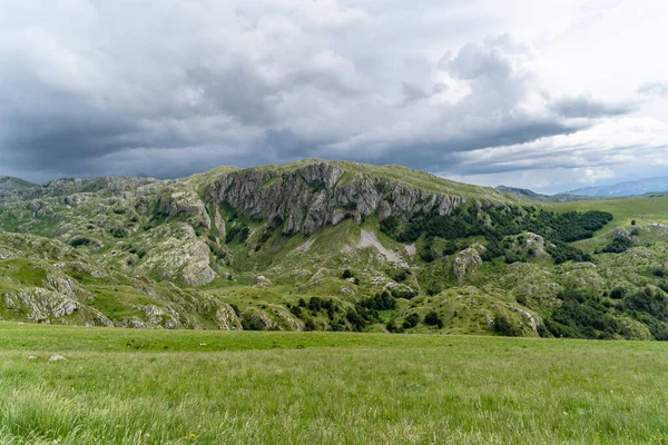 Dağda Yeşil Bir Alan — Stok fotoğraf