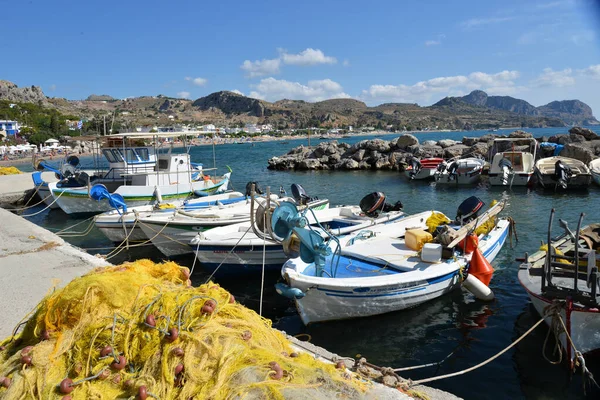 Rhodes Griekenland Jun 2015 Visnetten Boten Kleine Mooie Haven Van — Stockfoto