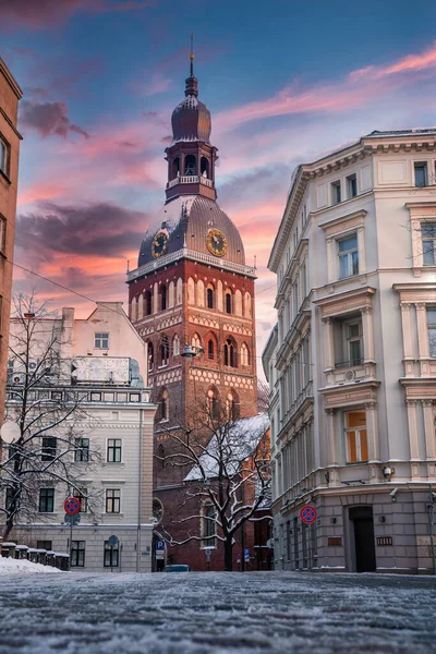 Colpo Verticale Tramonto Colorato Sulla Bellissima Riga — Foto Stock