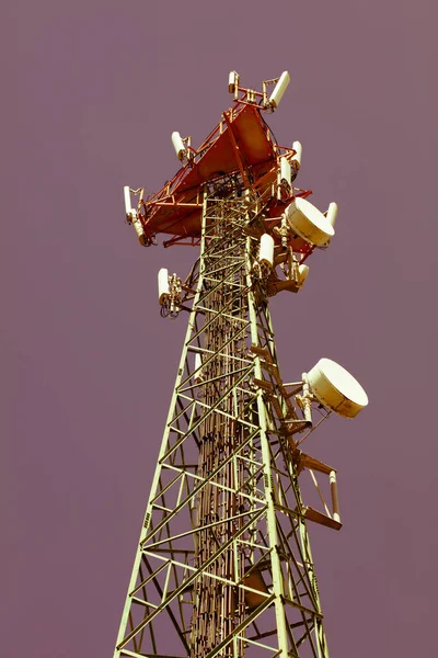 Tiro Vertical Ângulo Baixo Uma Torre Celular — Fotografia de Stock