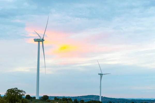 Eine Nahaufnahme Von Windmühlen Auf Einem Feld Unter Dem Schönen — Stockfoto