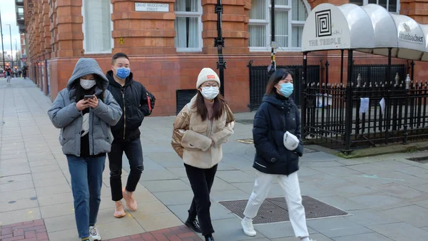 マンチェスター イギリス 2021年1月1日 Manchester Lockdown 街中で顔をつけながら歩く人々 — ストック写真