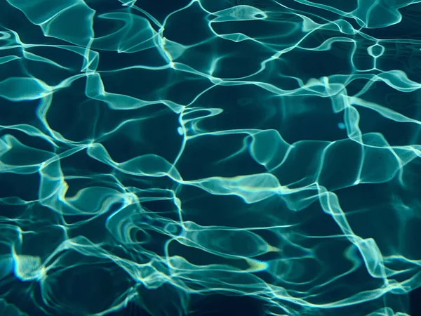 游泳池里清澈的水 完美的背景 — 图库照片