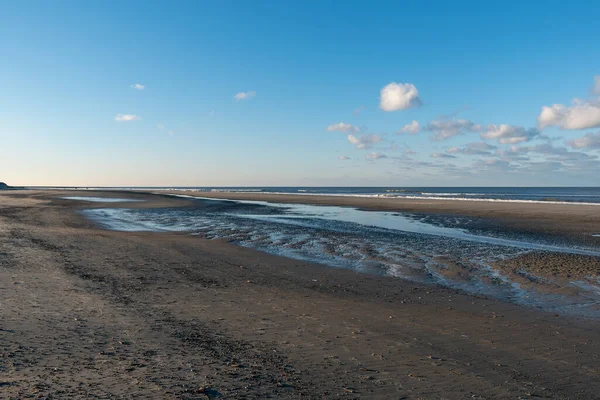Chmurne Niebo Nad Piaszczystą Pustą Plażą Falującym Widokiem Morze Norderney — Zdjęcie stockowe