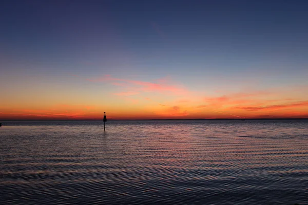 一张美丽的落日在海滨的照片 — 图库照片