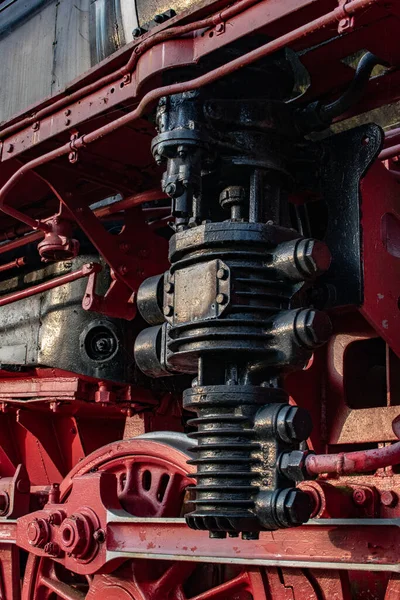 古いヴィンテージ蒸気機関車ホイール機構のクローズアップ垂直ショットの詳細 — ストック写真