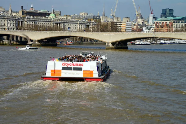 London United Kingdom Nisan 2015 Thames Nehri Üzerinde Gezici Bir — Stok fotoğraf