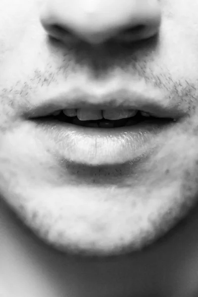 Plan Vertical Une Bouche Masculine Aux Dents Blanches Barbe — Photo