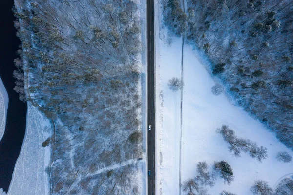 Uma Vista Superior Uma Estrada Através Floresta Coberta Neve — Fotografia de Stock