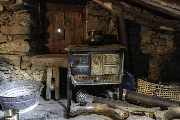 Una Antigua Estufa Calefacción Antigua Con Tuberías Oxidadas Metal Sótano — Foto de Stock