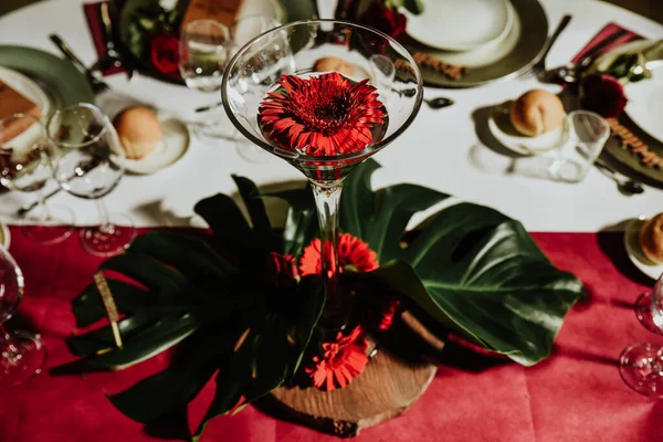 Enfoque Selectivo Vidrio Bellamente Decorado Una Mesa Festiva — Foto de Stock