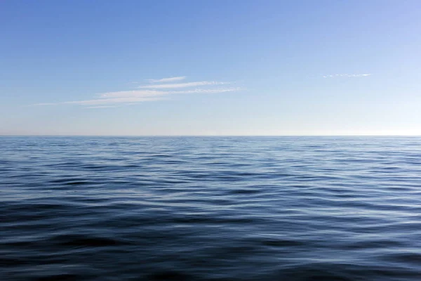 Een Prachtige Blauwe Zee Onder Heldere Lucht — Stockfoto