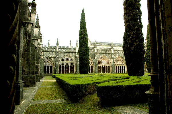Κήπος Μέσα Στο Μοναστήρι Batalha Στην Πορτογαλία — Φωτογραφία Αρχείου