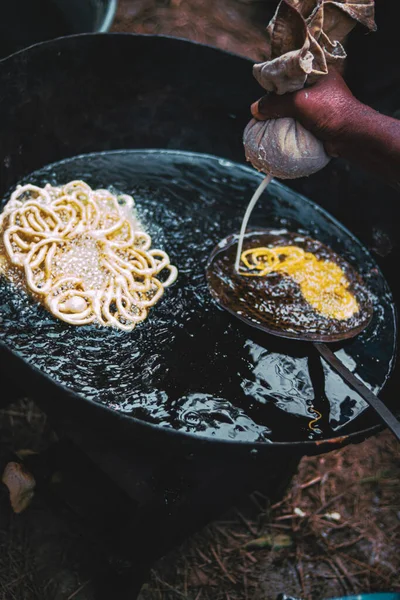 Een Verticaal Schot Van Een Man Die Traditionele Indiase Jalebi — Stockfoto