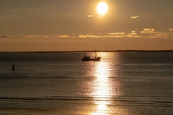 Uma Foto Majestosa Sol Brilhantemente Brilhante Com Reflexo Calma Água — Fotografia de Stock