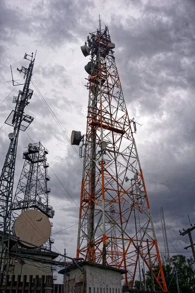 Tiro Vertical Torres Telecomunicações — Fotografia de Stock