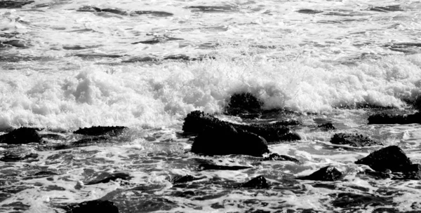 Krásné Vlny Šplouchající Skálu — Stock fotografie