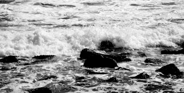 Las Hermosas Olas Salpicando Roca — Foto de Stock