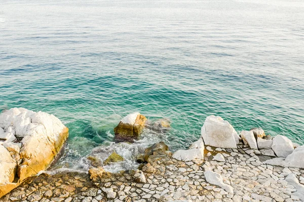 Una Playa Rocosa Mano Mar Azul —  Fotos de Stock
