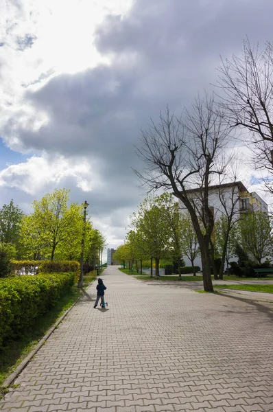 Een Verticaal Schot Van Een Kind Met Een Scooter Het — Stockfoto