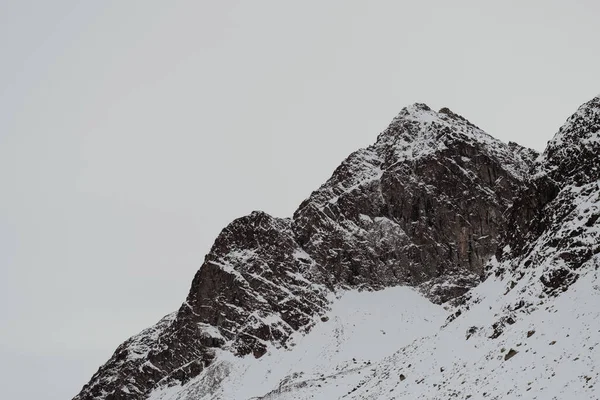Schöne Schneebedeckte Berglandschaft Gegen Den Strahlend Klaren Himmel — Stockfoto