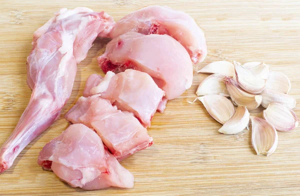 Крупный План Сырого Нарезанного Куриного Мяса Чеснока Деревянной Доске — стоковое фото