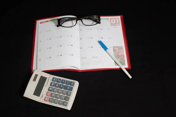 Conceito Planejamento Financeiro Com Caneta Óculos Calendário Calculadora Isolada Fundo — Fotografia de Stock