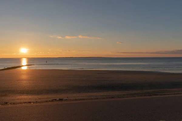 Ein Ruhiger Blick Aufs Meer Und Ein Sandstrand Mit Untergehender — Stockfoto