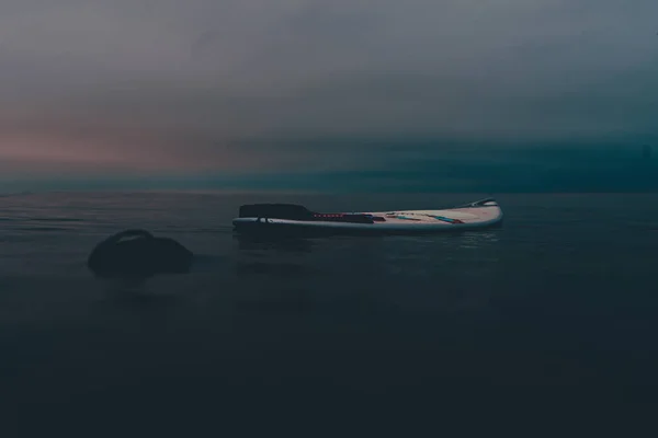 경치가 아름다운 수면에 파도타기 — 스톡 사진