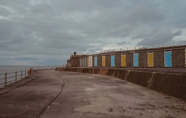 Una Costruzione Con Porte Gialle Blu Sulla Spiaggia Una Giornata — Foto Stock