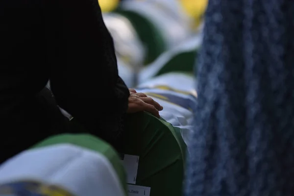 Srebrenica Bosnia Erzegovina Lug 2018 Mano Una Madre Tocca Resti — Foto Stock