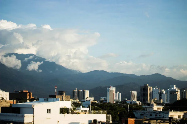 哥伦比亚Magdalena的Santa Marta的建筑物和山的美丽景色 — 图库照片