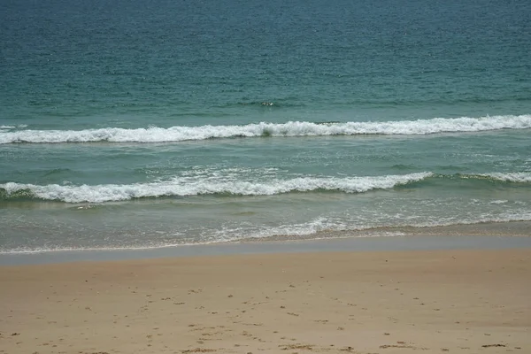 Una Hermosa Vista Salpicar Las Olas Del Mar Playa —  Fotos de Stock