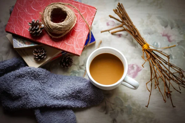 Ein Becher Kaffee Und Bücher Auf Einem Tisch Mit Dekorativen — Stockfoto