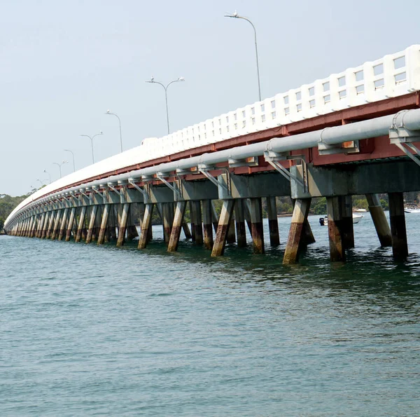 Deniz Üzerinde Sokak Lambalarıyla Çevrili Uzun Bir Köprü — Stok fotoğraf